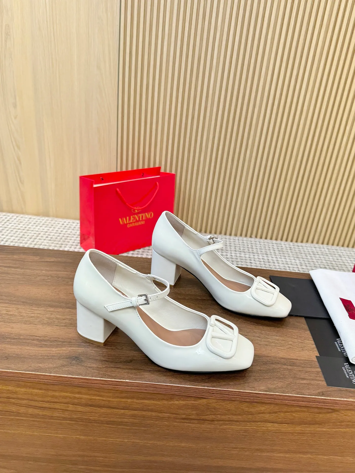👟👟Ex-factory price 460👟👟 Genuine leather sole + 40 Valentino. Large v-buckle sandals ㊙️Latest series of counters Authentic grade version with perfect details. Authentic products are made one to one. All details are consistent with genuine ones. The upper foot is very pedicure type. The key point is that it is very good and easy to control. It does not grind the feet and does not tire the feet. Walking artifact, exclusive mold opening. The highest version on the market. Fabric: imported mixed sheepskin, lining and foot pads are all sheepskin. Code number (34 to 42) Customized sizes 34 and 42 are non-returnable and non-exchangeable. Heel height: 7.5CM. Rubber sole, leather sole +40